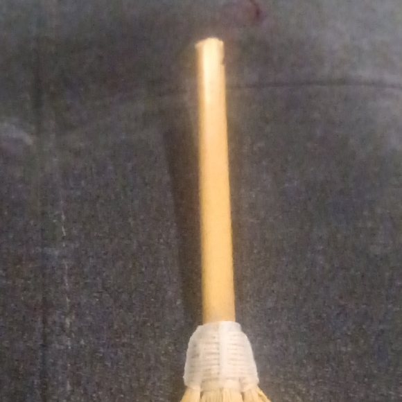 Charming Mini Straw Broom - Picture 3 of 6